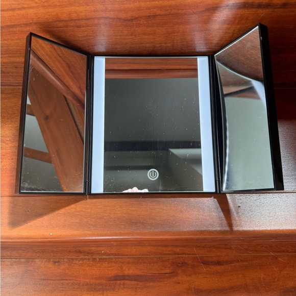 Fold up makeup mirror really cool!! 🤗🩷🎉 - Picture 2 of 8
